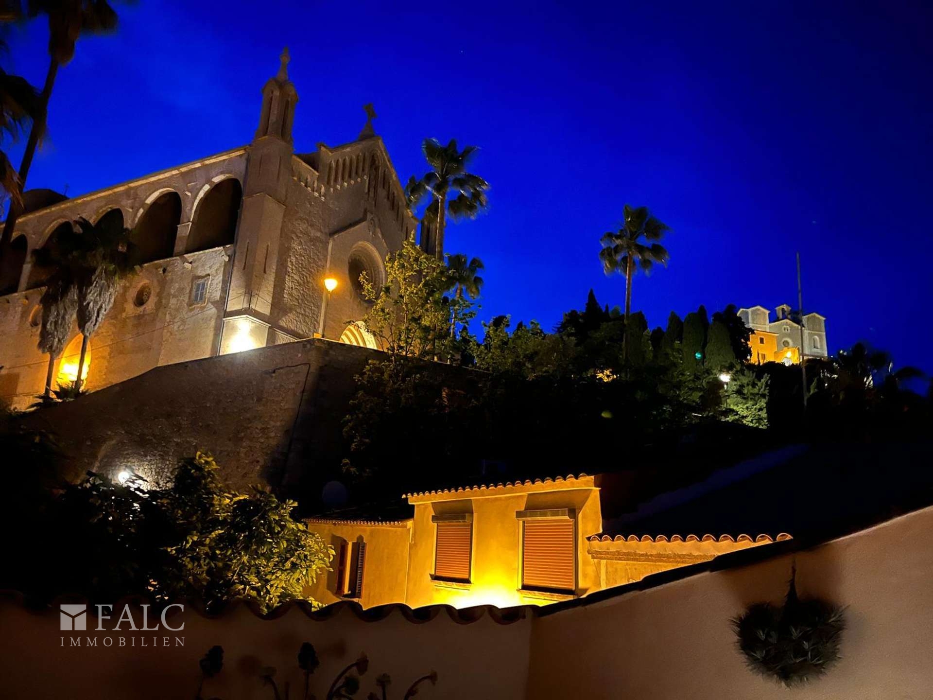 Blick auf die Kirche bei Nacht